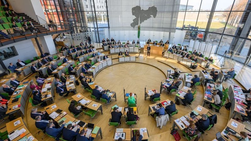 Blick in den Plenarsaal bei der Sitzung des Sächsischen Landtages während der Regierungserklärung von Michael Kretschmer.