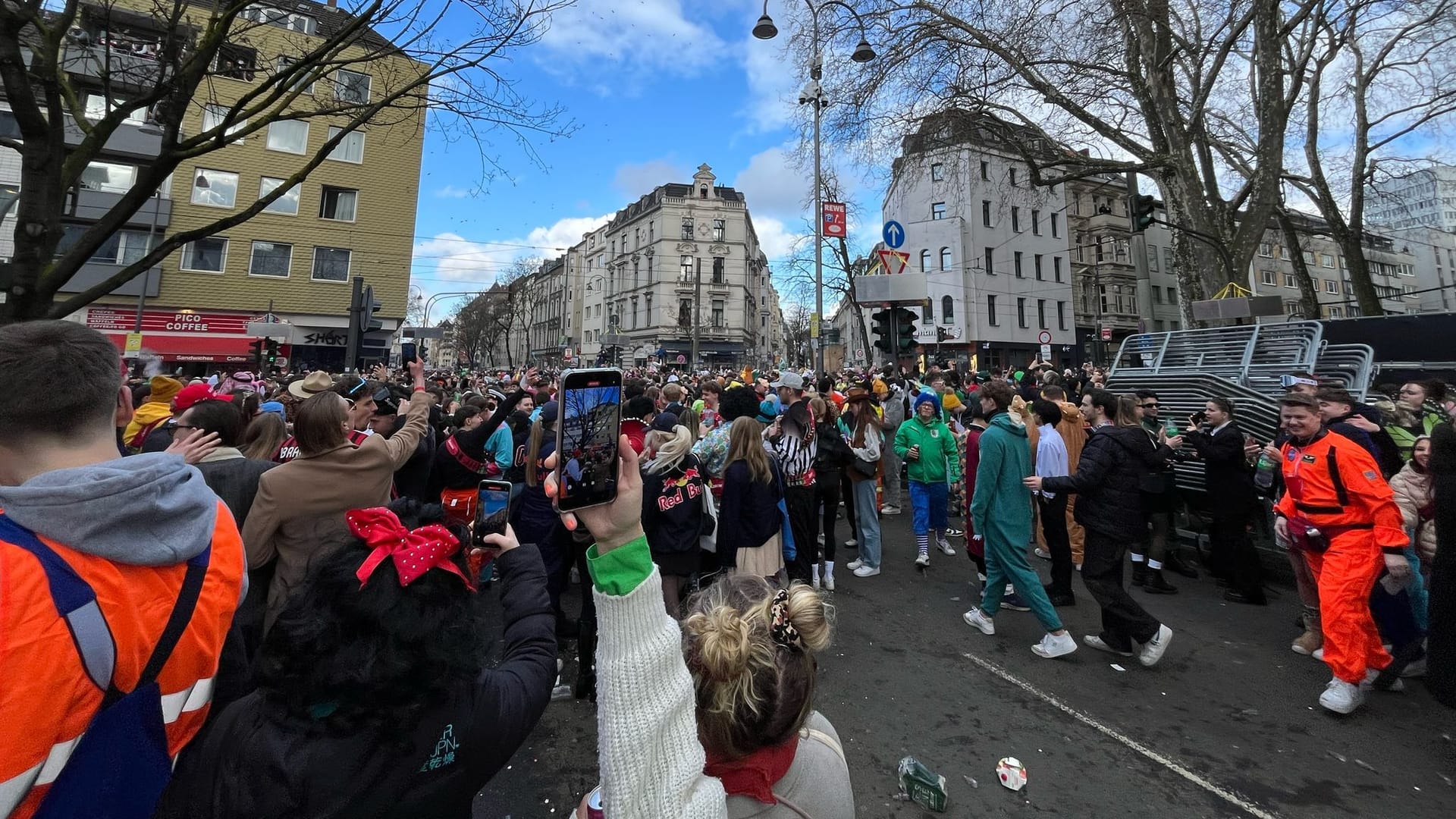 Auf der Zülpicher Straße ist noch relativ viel Platz.