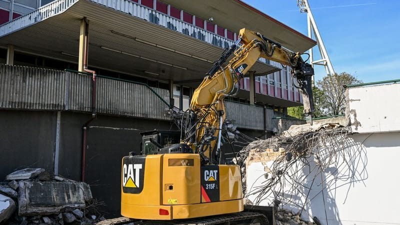 Ein Bagger hat mit dem Abriss des Stadions am Friedrich-Ludwig-Jahn-Sportpark begonnen (Archivbild): Das Verwaltungsgericht lässt weiter Abrissarbeiten im Jahn-Sportpark zu