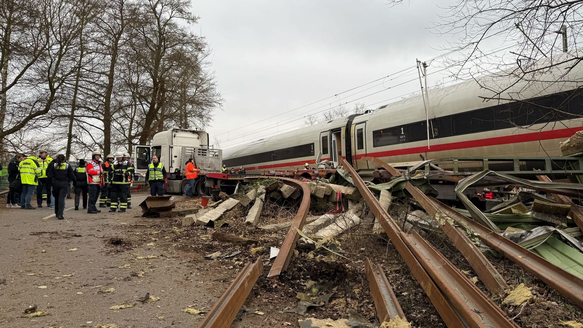 Unfall zwischen einem ICE und einem Sattelzug