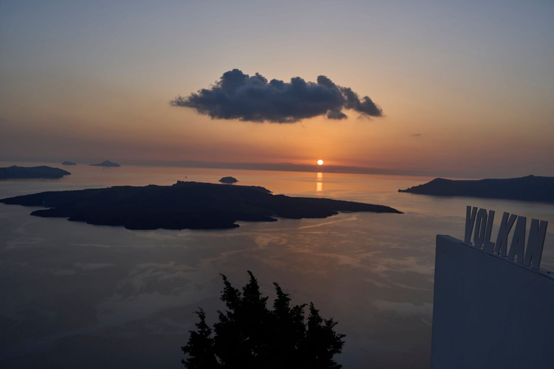 Santorini: Die Sonne geht hinter der Vulkaninsel Nea Kameni unter.