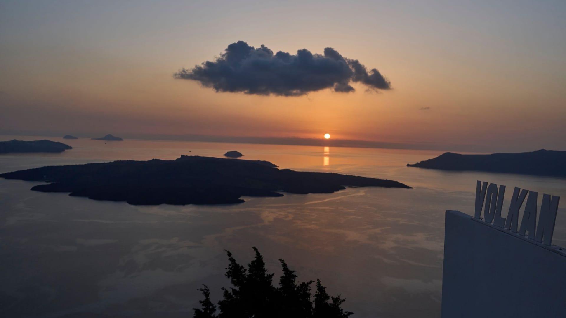 Santorini: Die Sonne geht hinter der Vulkaninsel Nea Kameni unter.