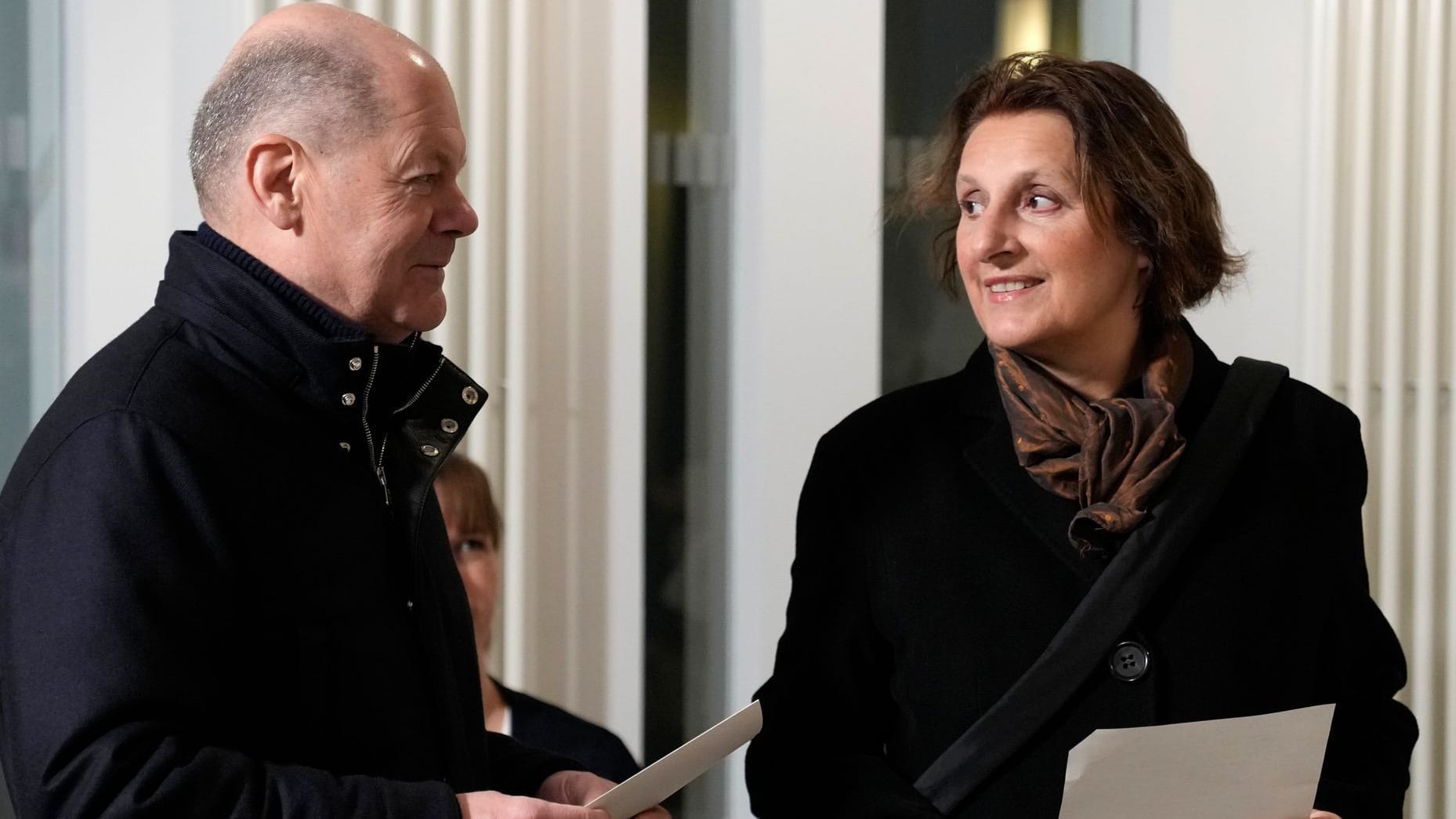 Olaf Scholz und seine Frau Britta Ernst: Das Kanzlerpaar bei der Stimmabgabe in Potsdam.