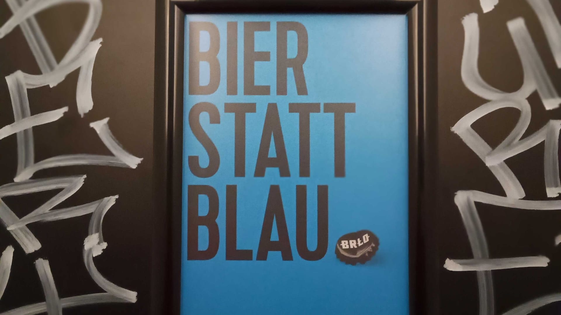 Das Kampagnenmotiv auf einem Plakat im BRLO-Brauhaus.