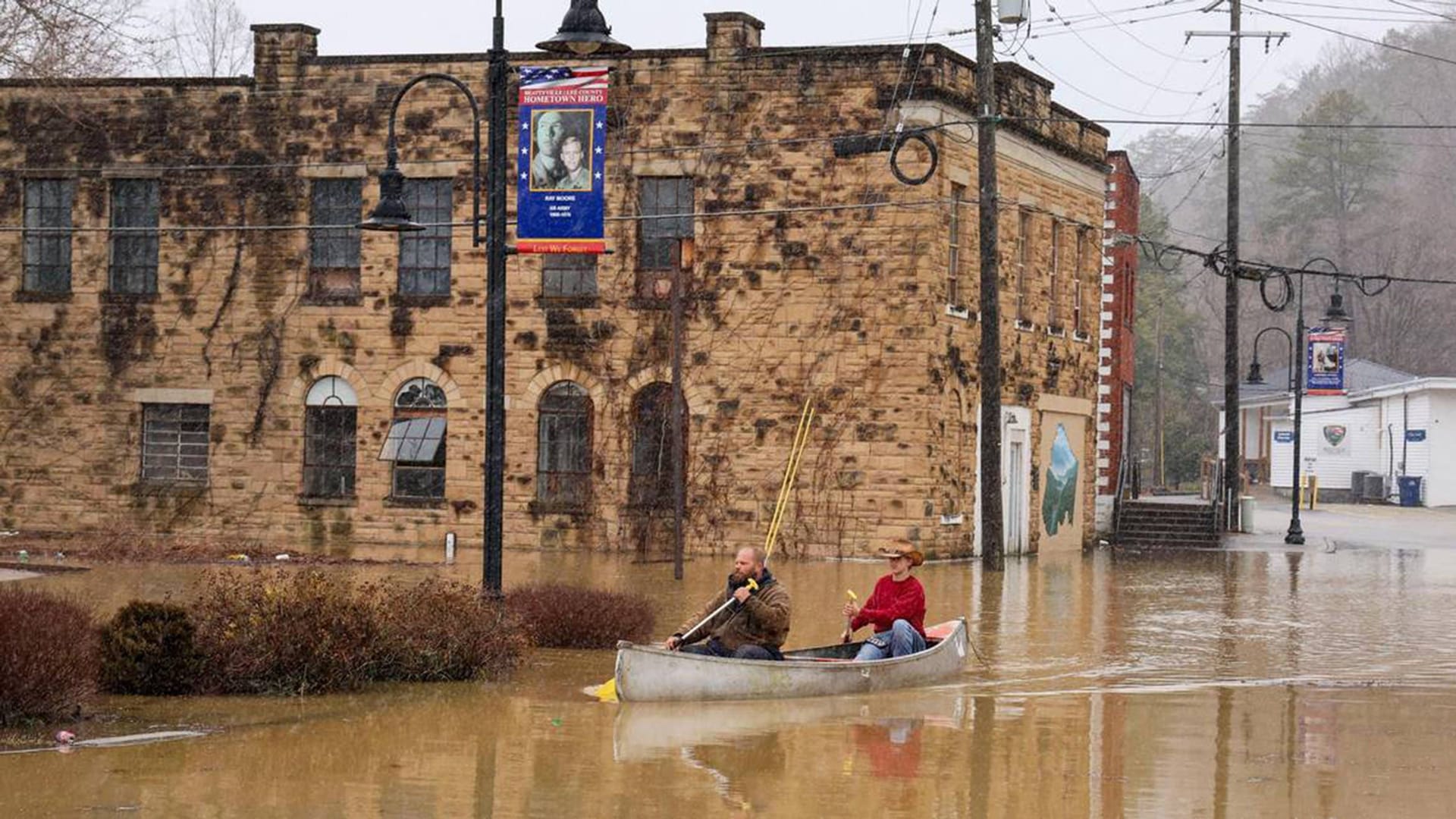 Die Stadt Beattyville in Kentucky wurde nach starken Regenfällen überschwemmt. Das Paar im Boot liefert Lebensmittel an Freunde aus, die von der Außenwelt abgeschnitten sind.