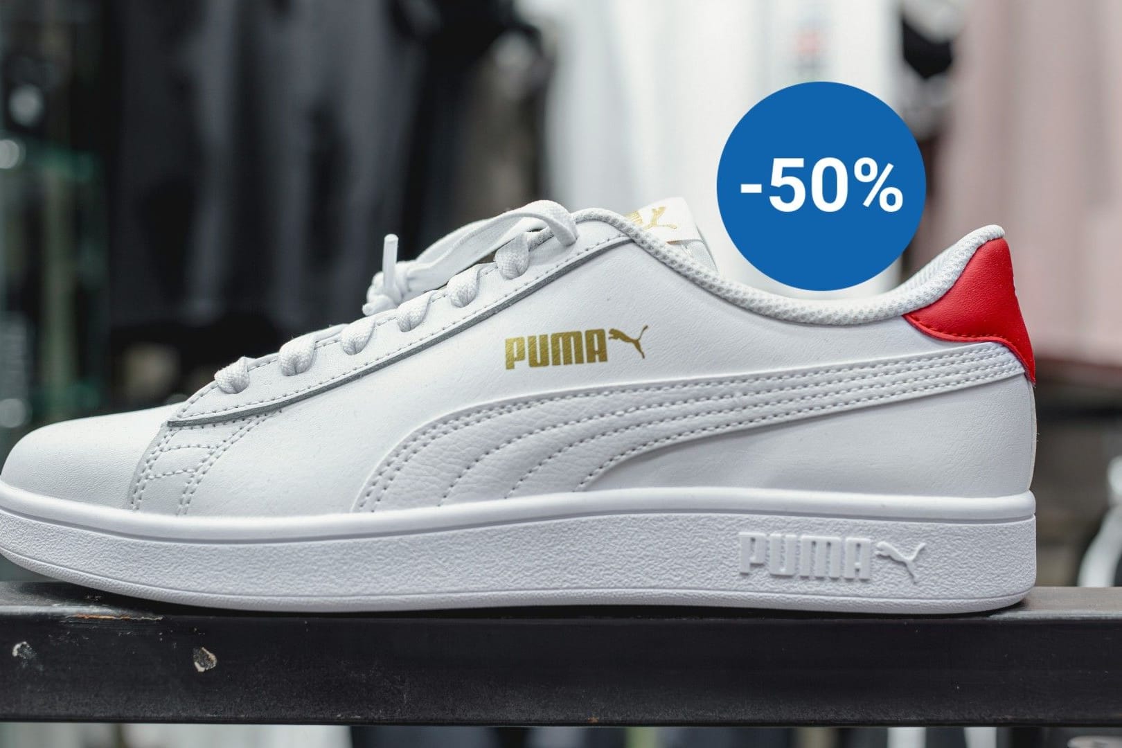 Puma-Sneaker auf Geländer