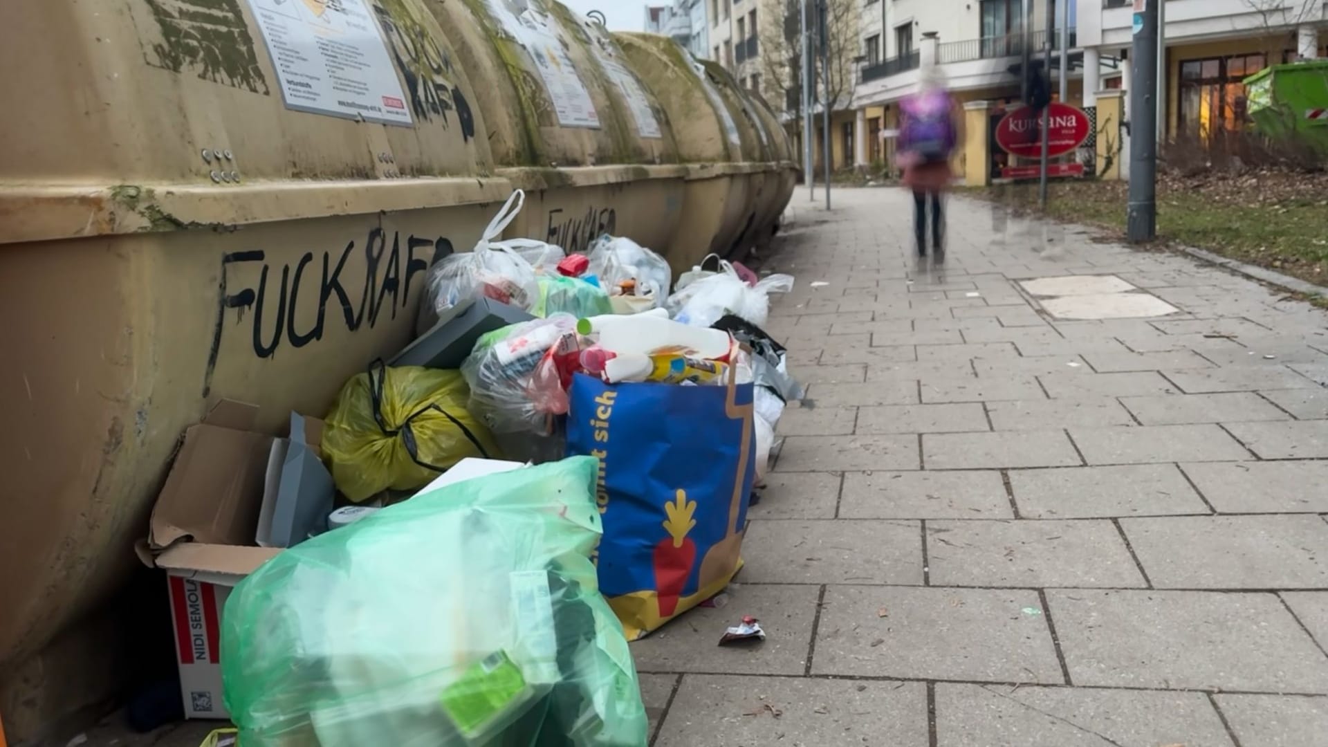 Vermüllte Wertstoffinseln sind in München keine Seltenheit (Symbolbild): Laut den Grünen könnte das durch ein Holsystem verhindert werden.