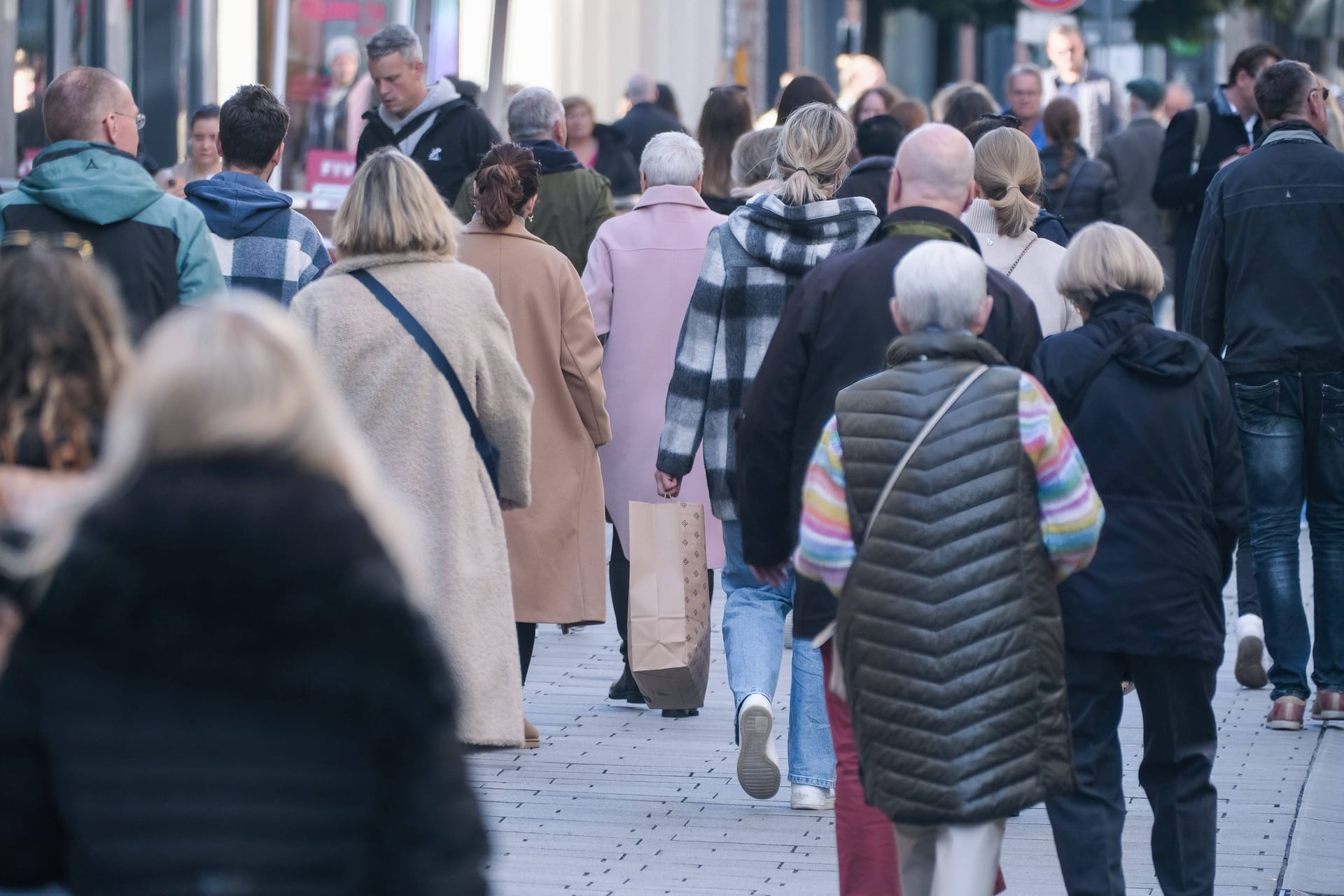 Menschen in einer Fußgängerzone (Symbolbild): Welche Probleme Menschen für wichtig halten, hängt auch davon ab, wie häufig darüber berichtet wird.