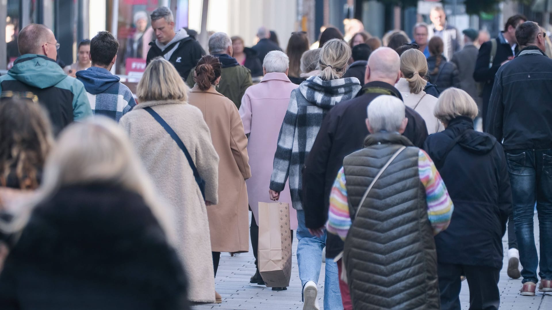 Menschen in einer Fußgängerzone (Symbolbild): Welche Probleme Menschen für wichtig halten, hängt auch davon ab, wie häufig darüber berichtet wird.