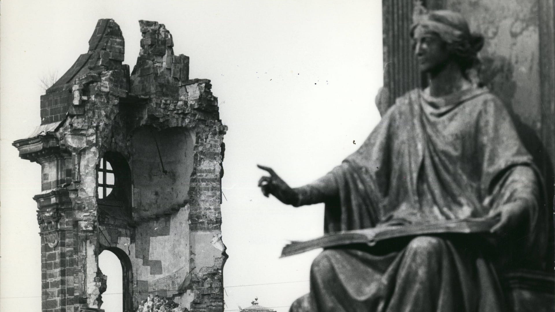 Blick auf die Ruine der Frauenkirche im Jahr 1975.