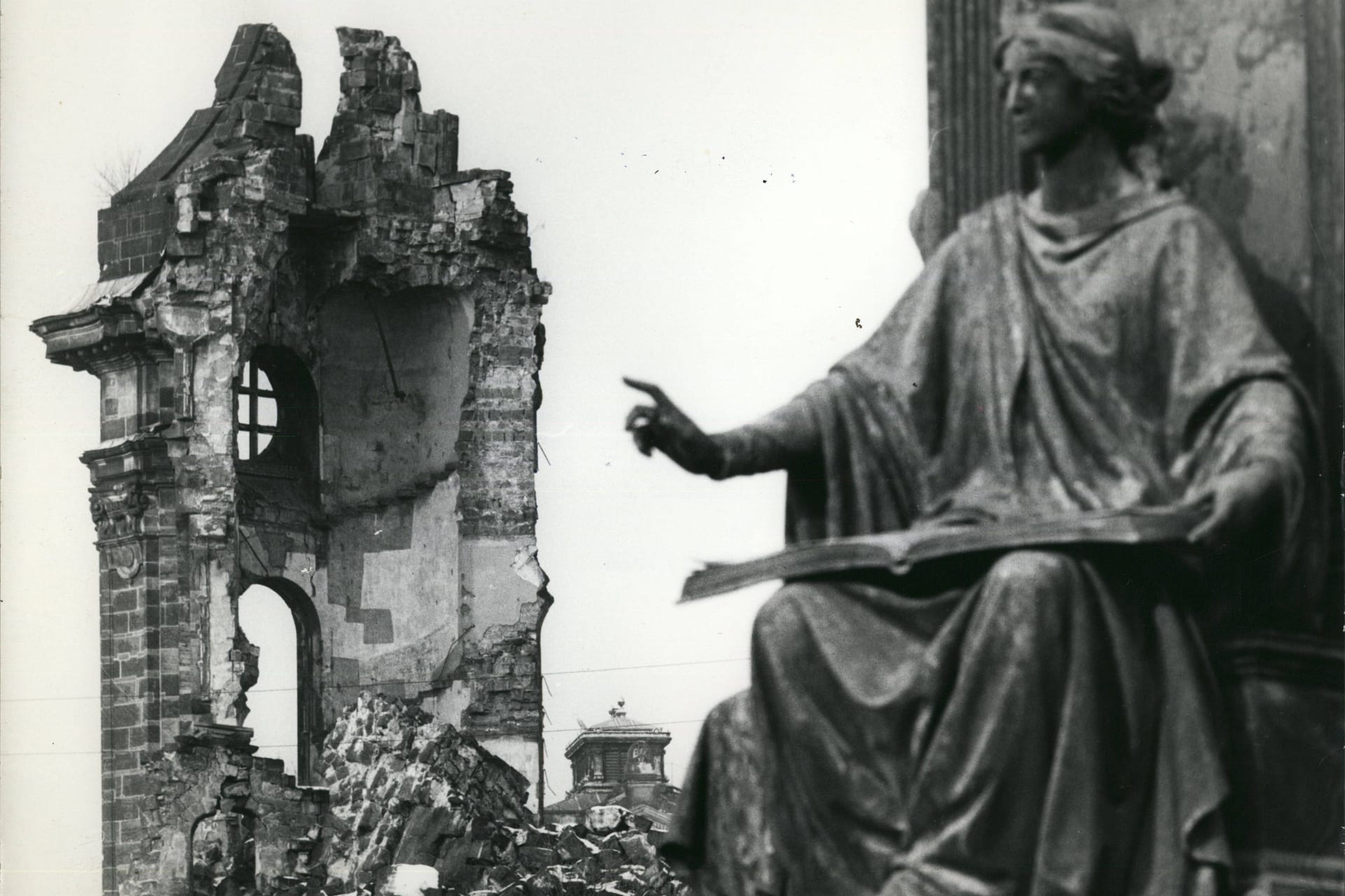 Blick auf die Ruine der Frauenkirche im Jahr 1975.