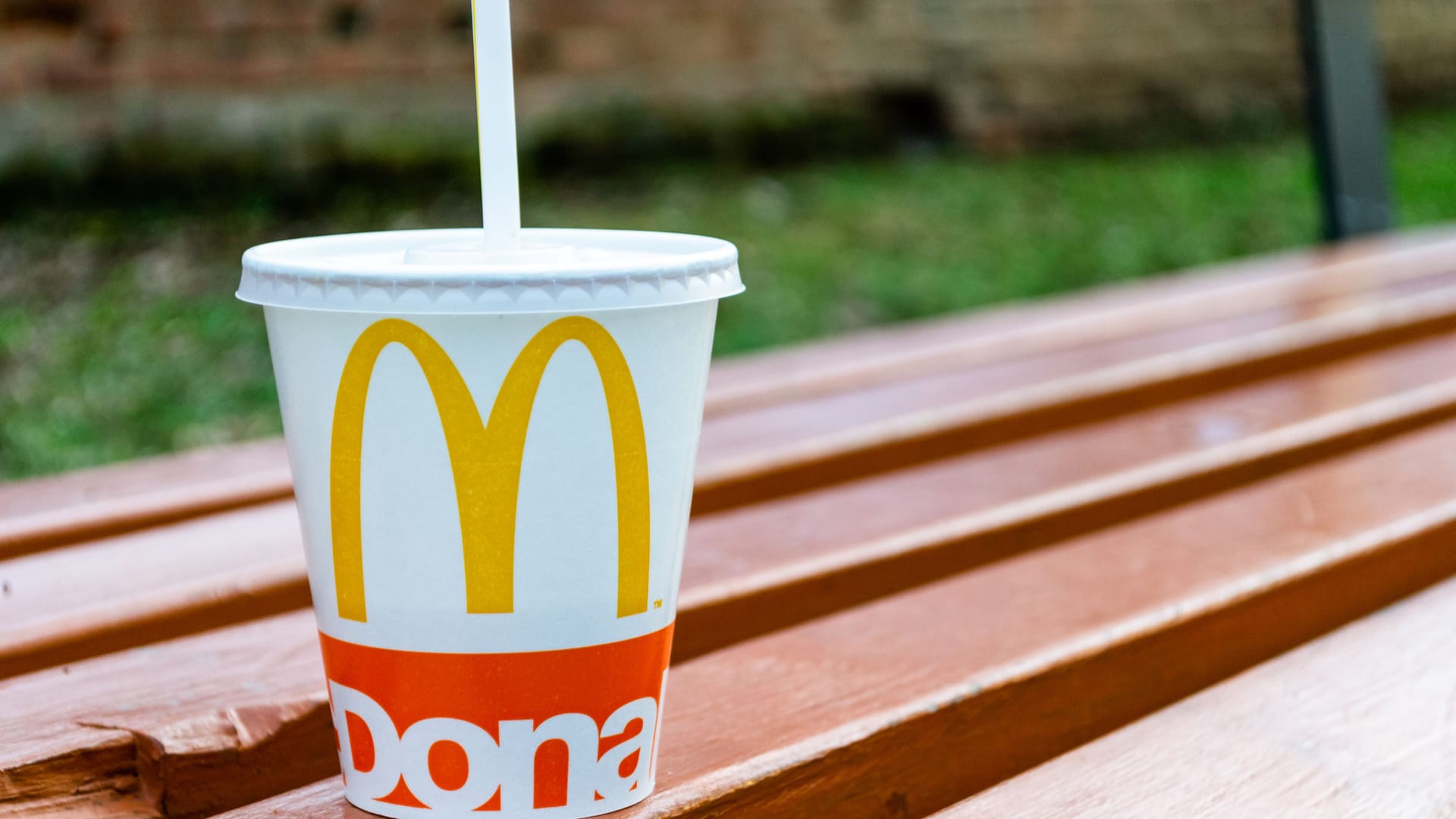 McDonalds-Becher (Symbolbild): Der US-Präsident propagiert die Rückkehr zum Plastik.