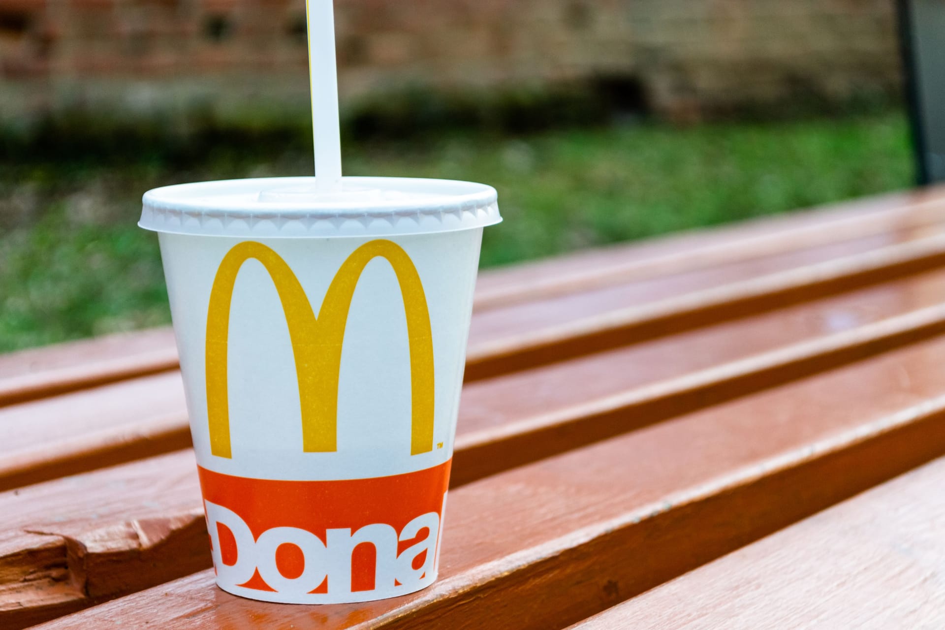 McDonalds-Becher (Symbolbild): Der US-Präsident propagiert die Rückkehr zum Plastik.