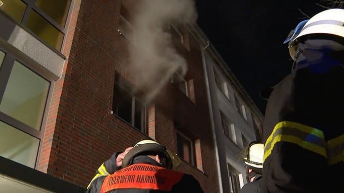 In Hamburg-Rahlstedt brach am Dienstagabend ein Feuer in einem Mehrfamilienhaus aus.