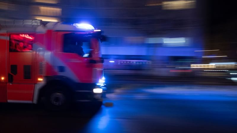 ARCHIV - 31.12.2023, Berlin: Ein Einsatzfahrzeug der Feuerwehr. (zu dpa: «Vier Verletzte bei Wohnungsbrand in Berlin-Lichterfelde») Foto: Paul Zinken/dpa