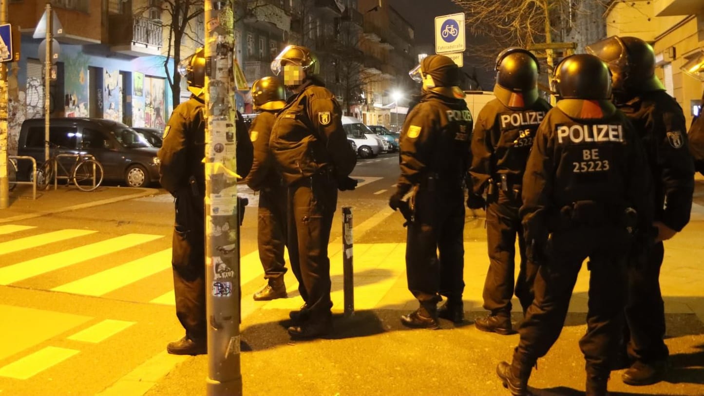 Polizisten stehen in der Rigaer Straße: Die Beamten wurden am Freitagabend erneut mit Pyrotechnik attackiert.