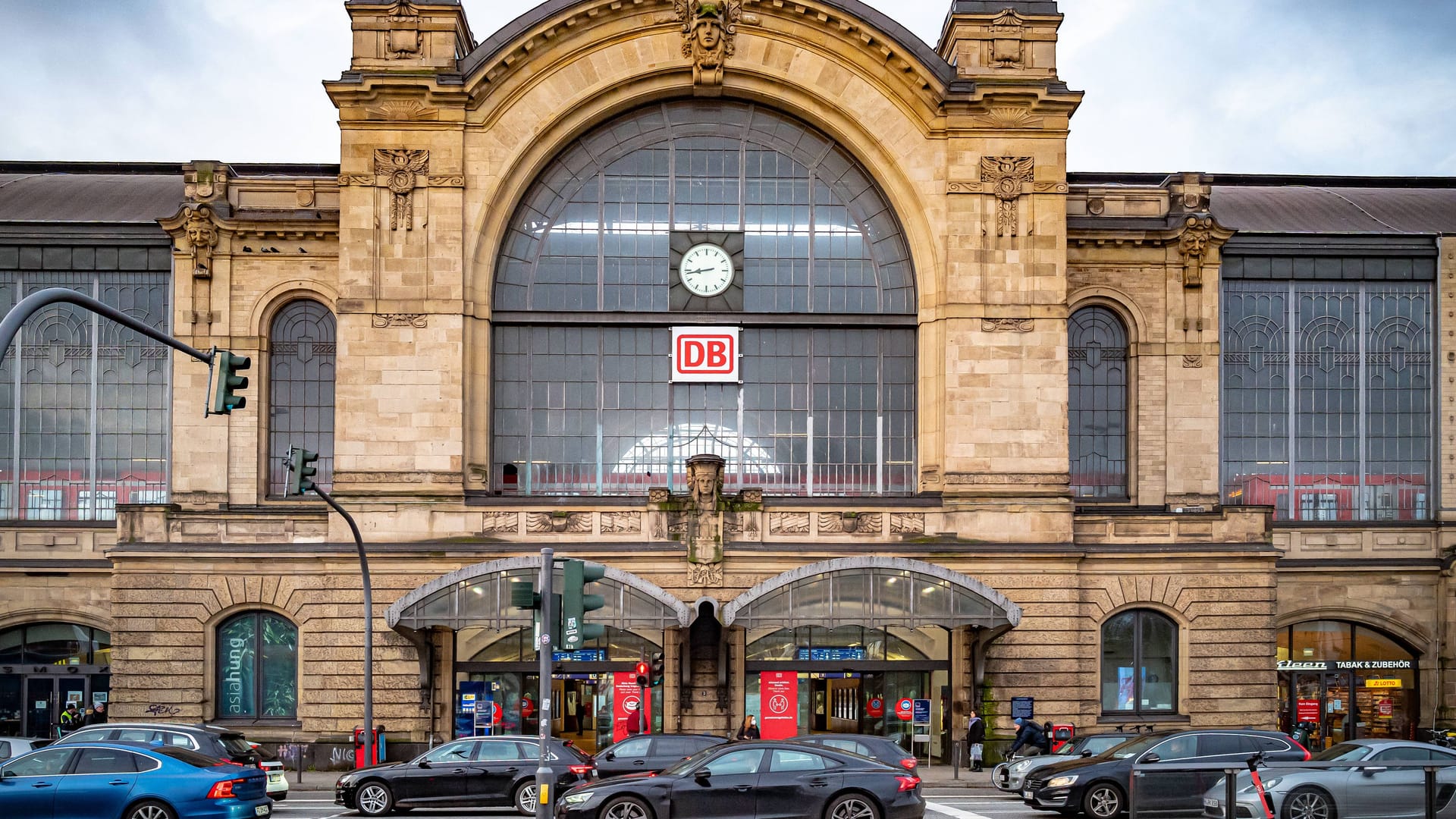 Blick auf den Bahnhof Dammtor: Er soll zu einem großen Knotenpunkt für den Fern-, Regional- und Nahverkehr werden und den Hauptbahnhof entlasten.