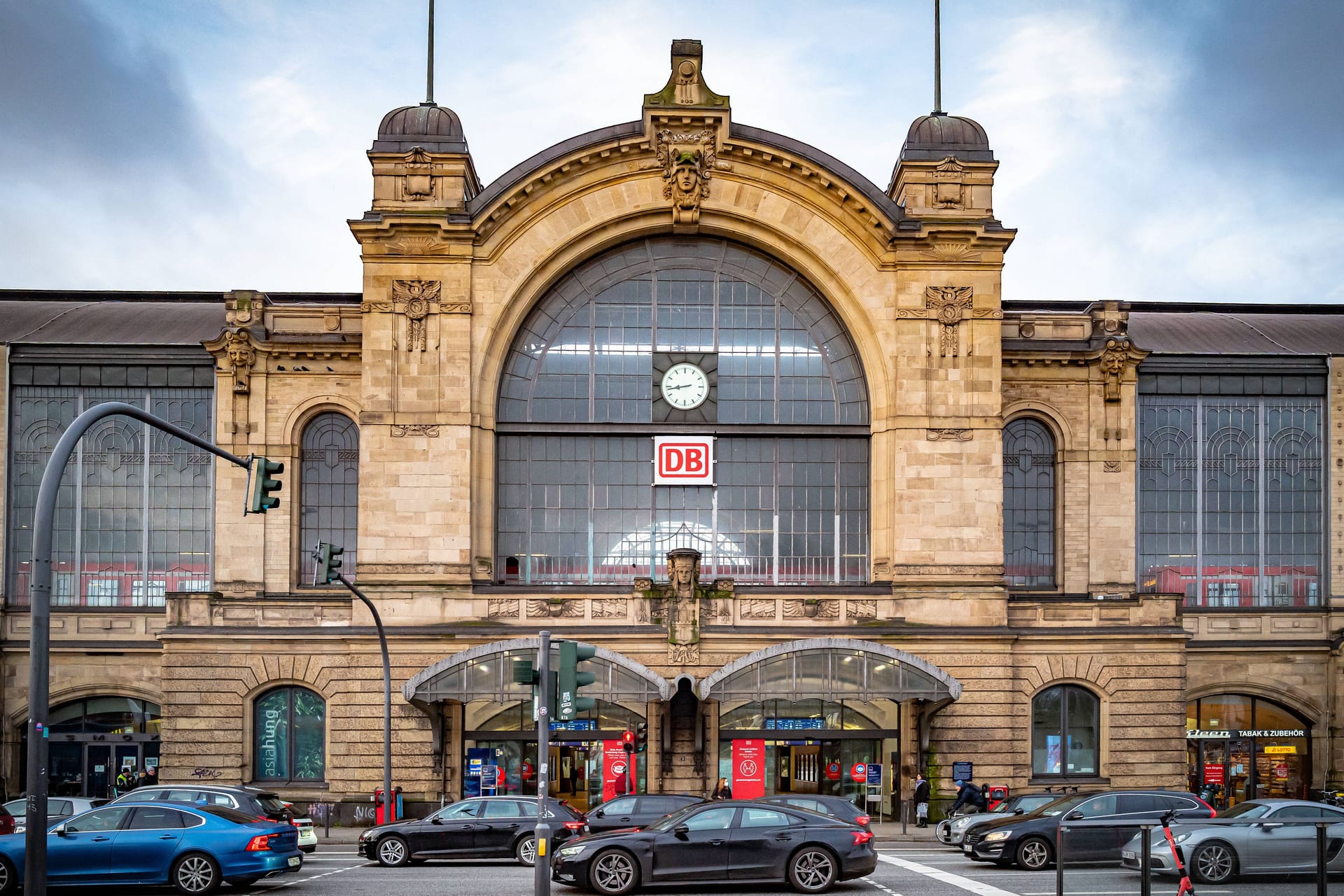 Blick auf den Bahnhof Dammtor: Er soll zu einem großen Knotenpunkt für den Fern-, Regional- und Nahverkehr werden und den Hauptbahnhof entlasten.