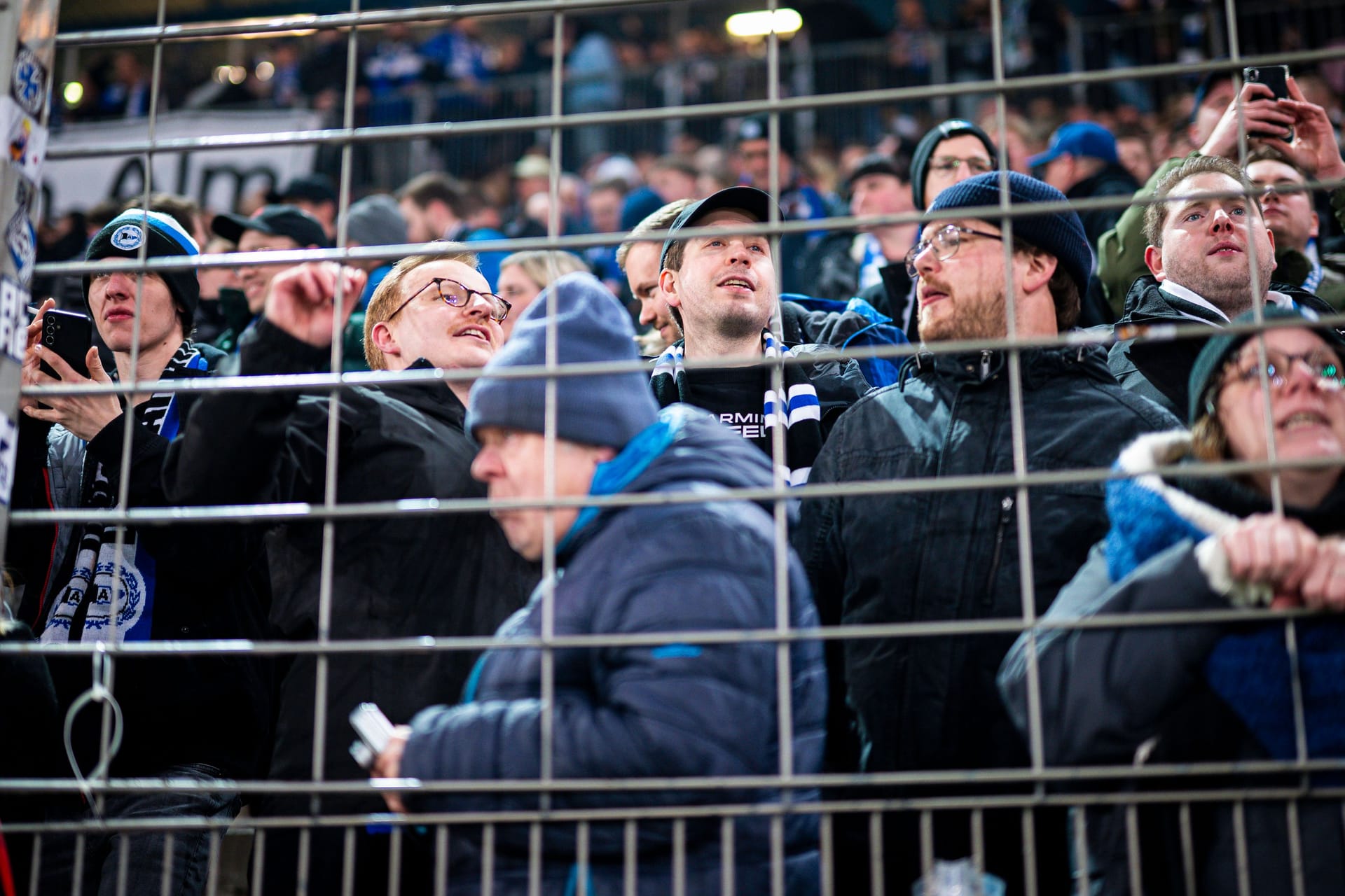 Kevin Kühnert auf der Südtribüne im Stadion von Arminia Bielefeld.