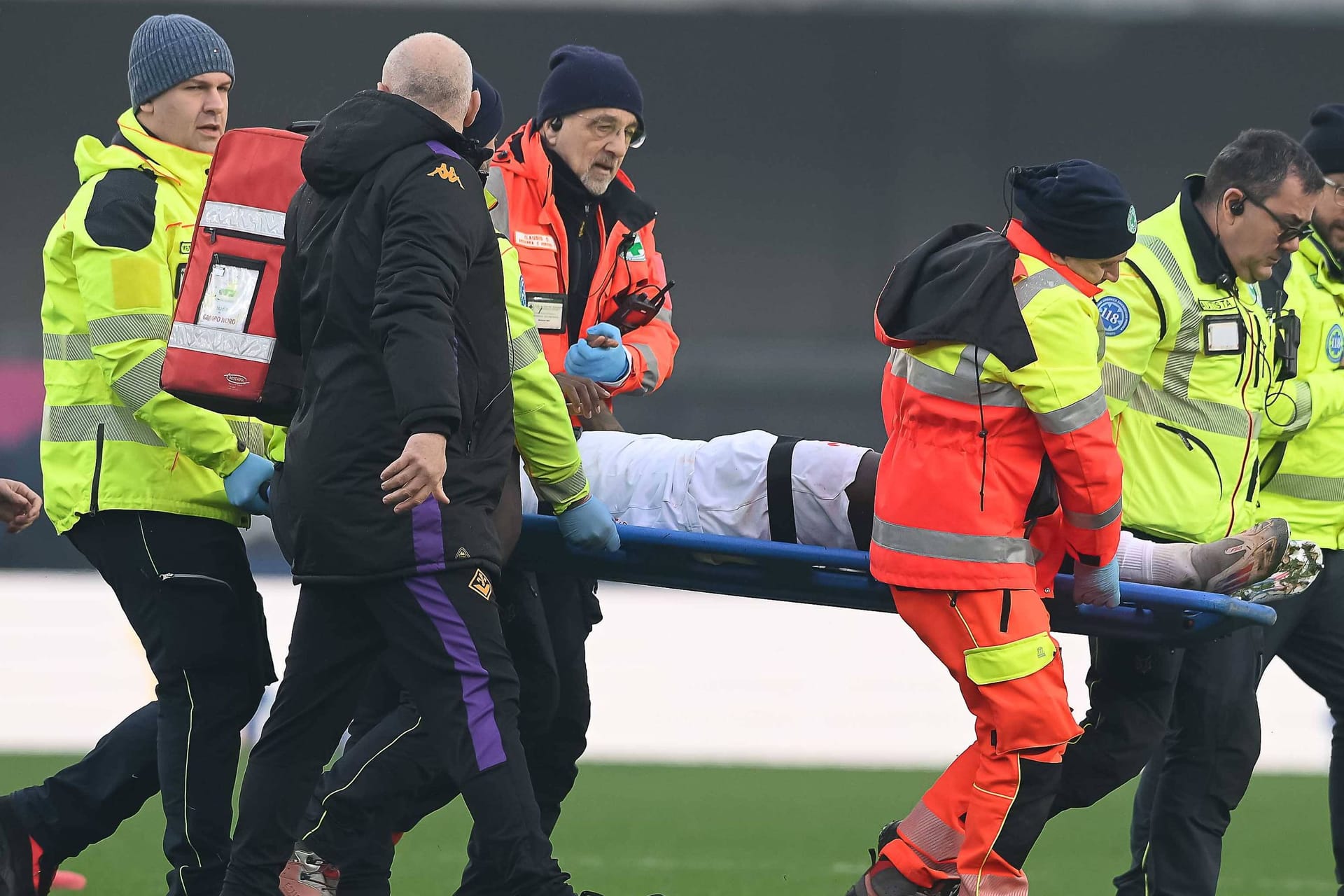 Moise Kean: Der Stürmer der Fiorentina musste vom Platz getragen werden.