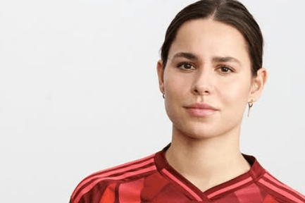 Lena Oberdorf im neuen Trikot: Für die Frauen-EM hat Adidas ein neues DFB-Auswärtstrikot parat.