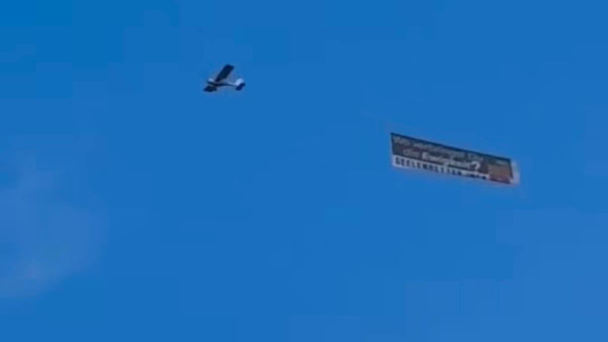 Das Kleinflugzeug mit dem Banner der Organisation "Seelenretter" am Kölner Himmel an Weiberfastnacht.