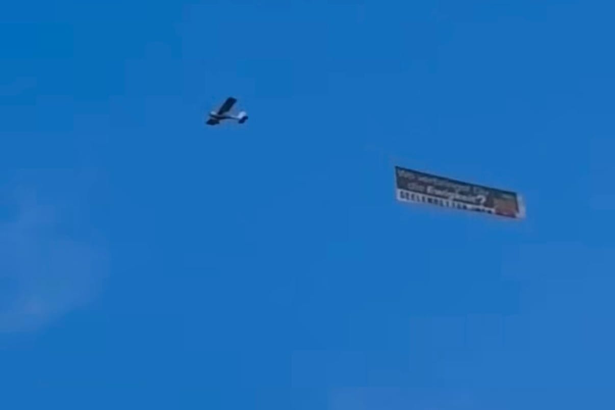 Das Kleinflugzeug mit dem Banner der Organisation "Seelenretter" am Kölner Himmel an Weiberfastnacht.