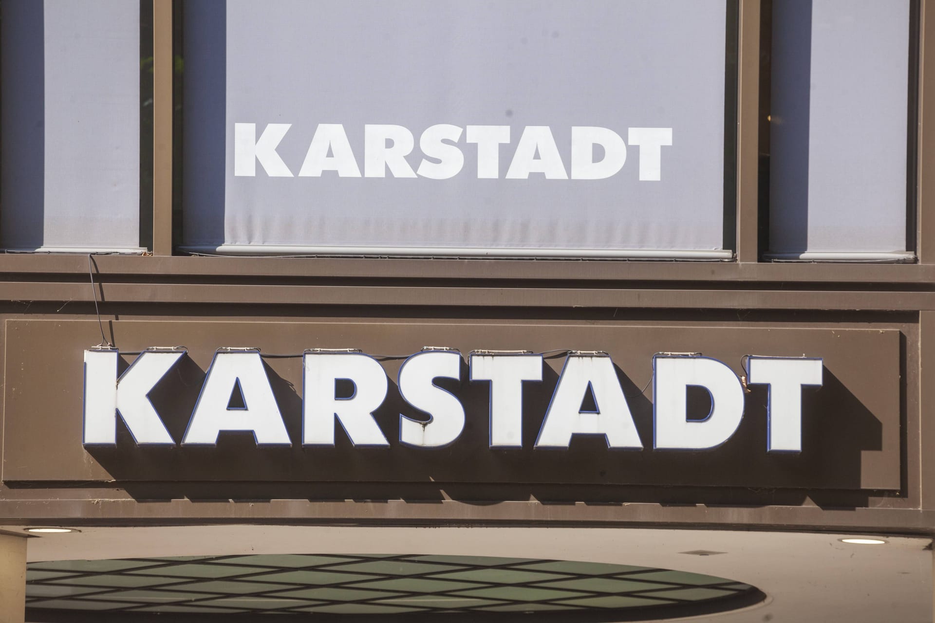 Karstadt-Logo (Symbolfoto): Für den Projektentwickler sei es eine seltene Gelegenheit, eine so zentrale Immobilie zu erwerben.