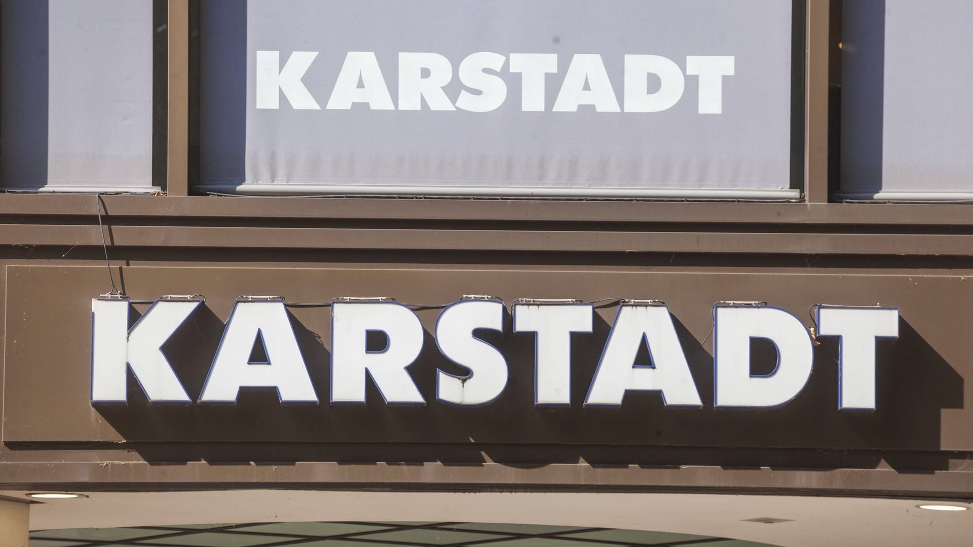 Karstadt-Logo (Symbolfoto): Für den Projektentwickler sei es eine seltene Gelegenheit, eine so zentrale Immobilie zu erwerben.