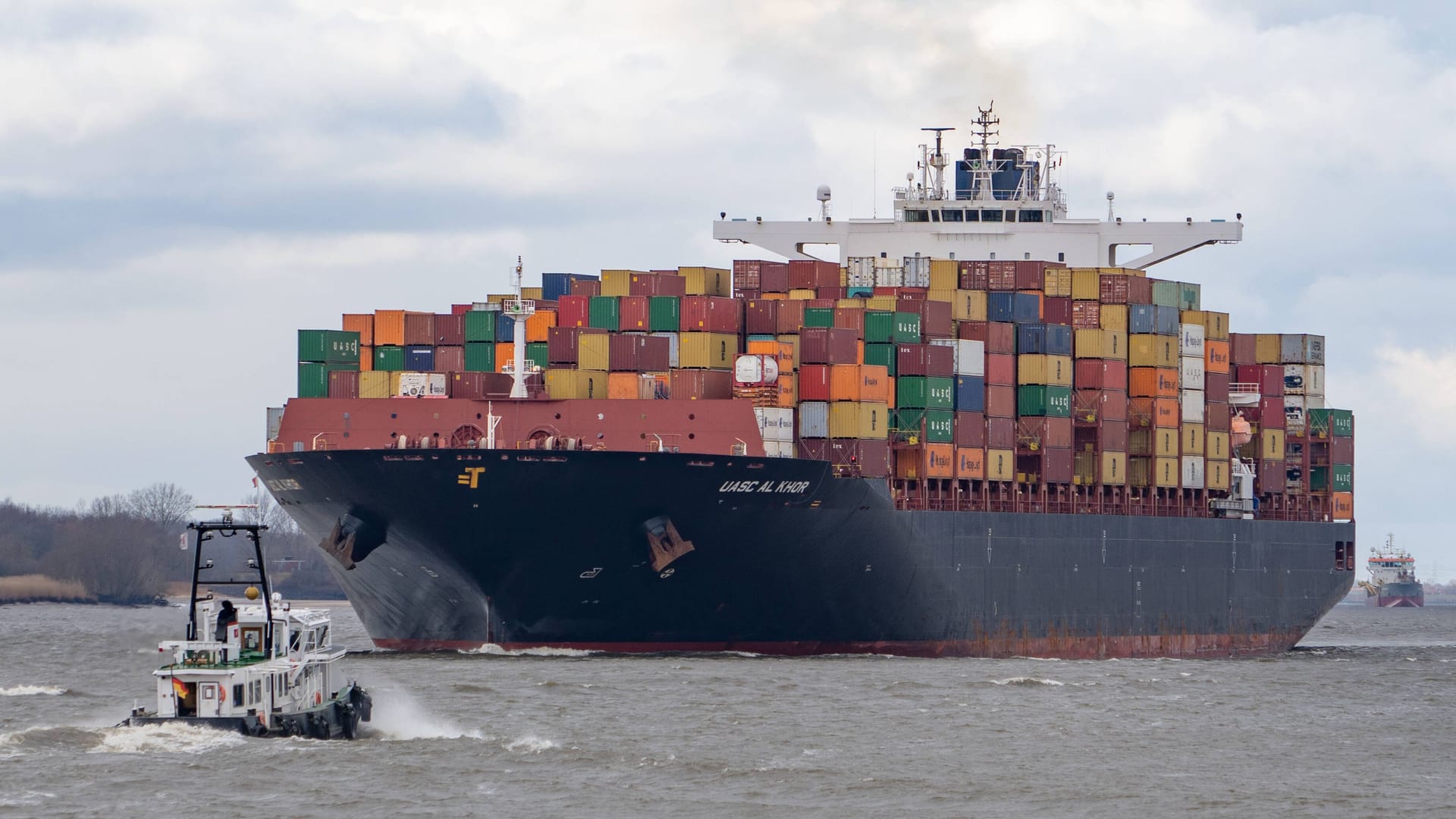 Containerschiff "UASC Al Khor" der Reederei Hapag-Lloyd und ein Lotsenschiff: Der Verdi-Streik legt den Hafenbetrieb in Hamburg lahm.