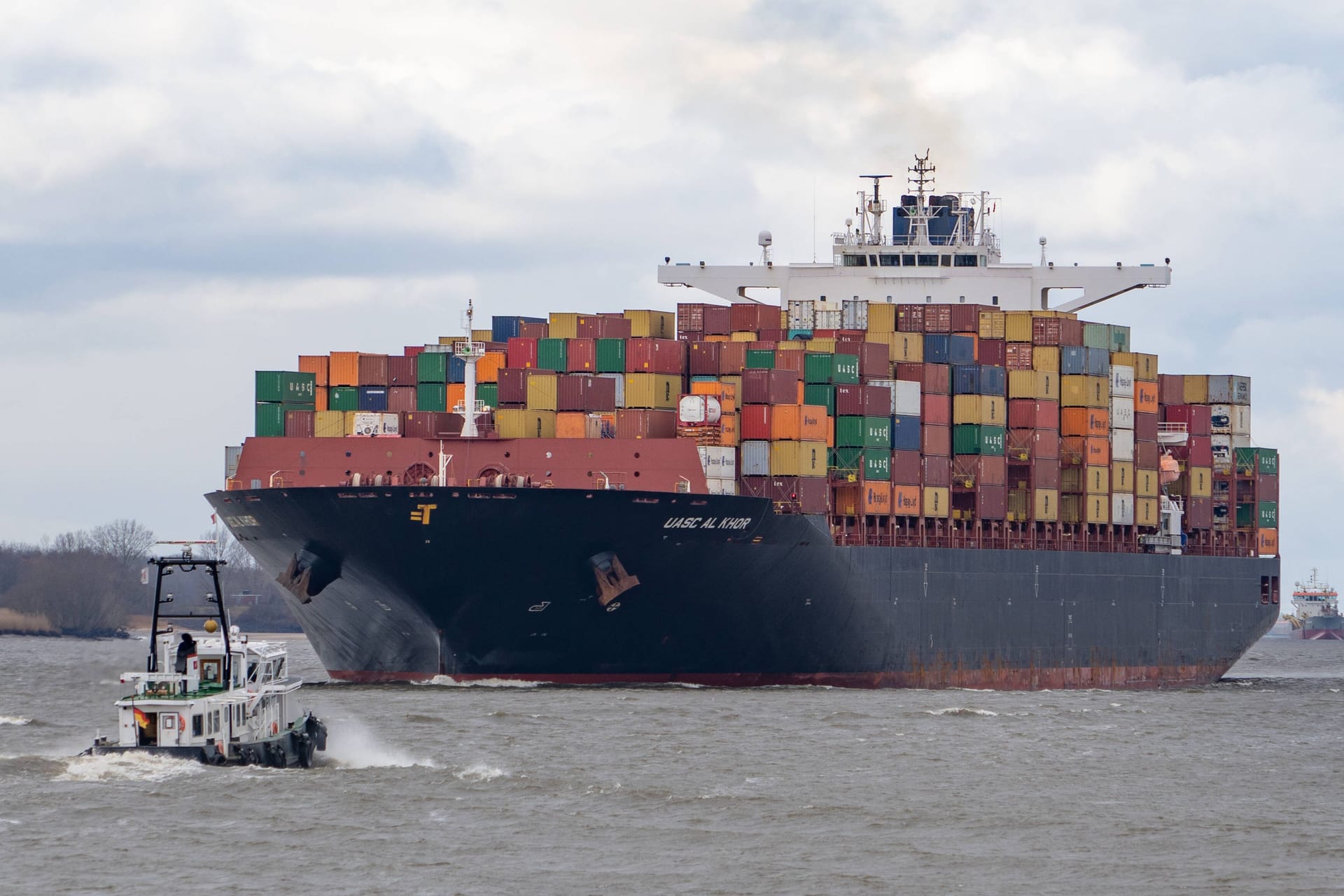 Containerschiff "UASC Al Khor" der Reederei Hapag-Lloyd und ein Lotsenschiff: Der Verdi-Streik legt den Hafenbetrieb in Hamburg lahm.