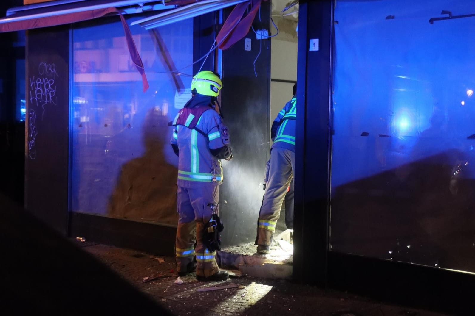 Sprengstoff-Explosion vor Ladengeschäft: Fensterscheiben gingen zu Bruch.