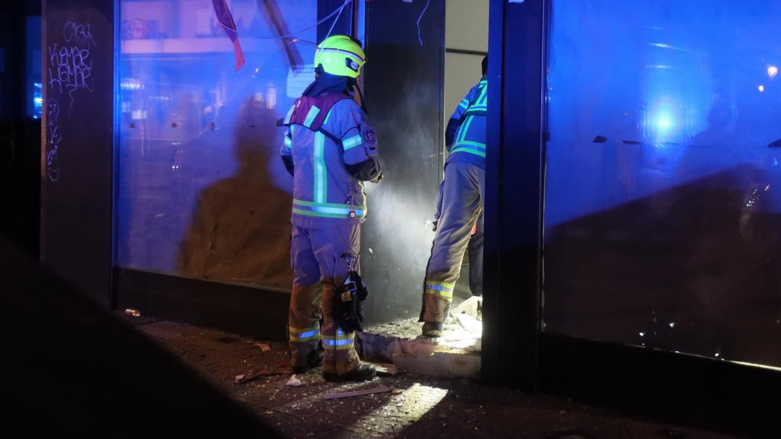 Sprengstoff-Explosion vor Ladengeschäft: Fensterscheiben gingen zu Bruch.