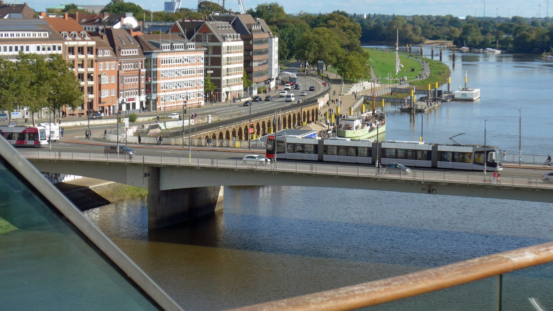 Die sanierungsbedürftige Wilhelm-Kaisen-Brücke in Bremen: Eine Sperrung hätte weitreichende Konsequenzen.