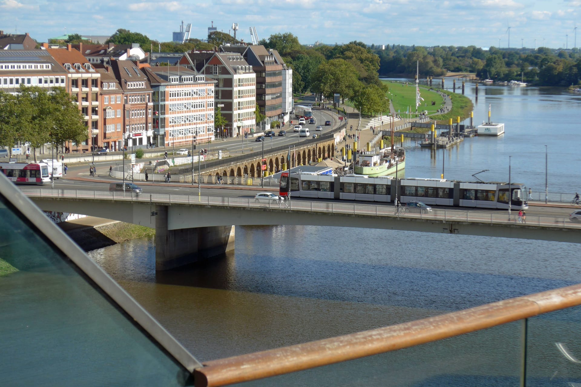 Die sanierungsbedürftige Wilhelm-Kaisen-Brücke in Bremen: Eine Sperrung hätte weitreichende Konsequenzen.