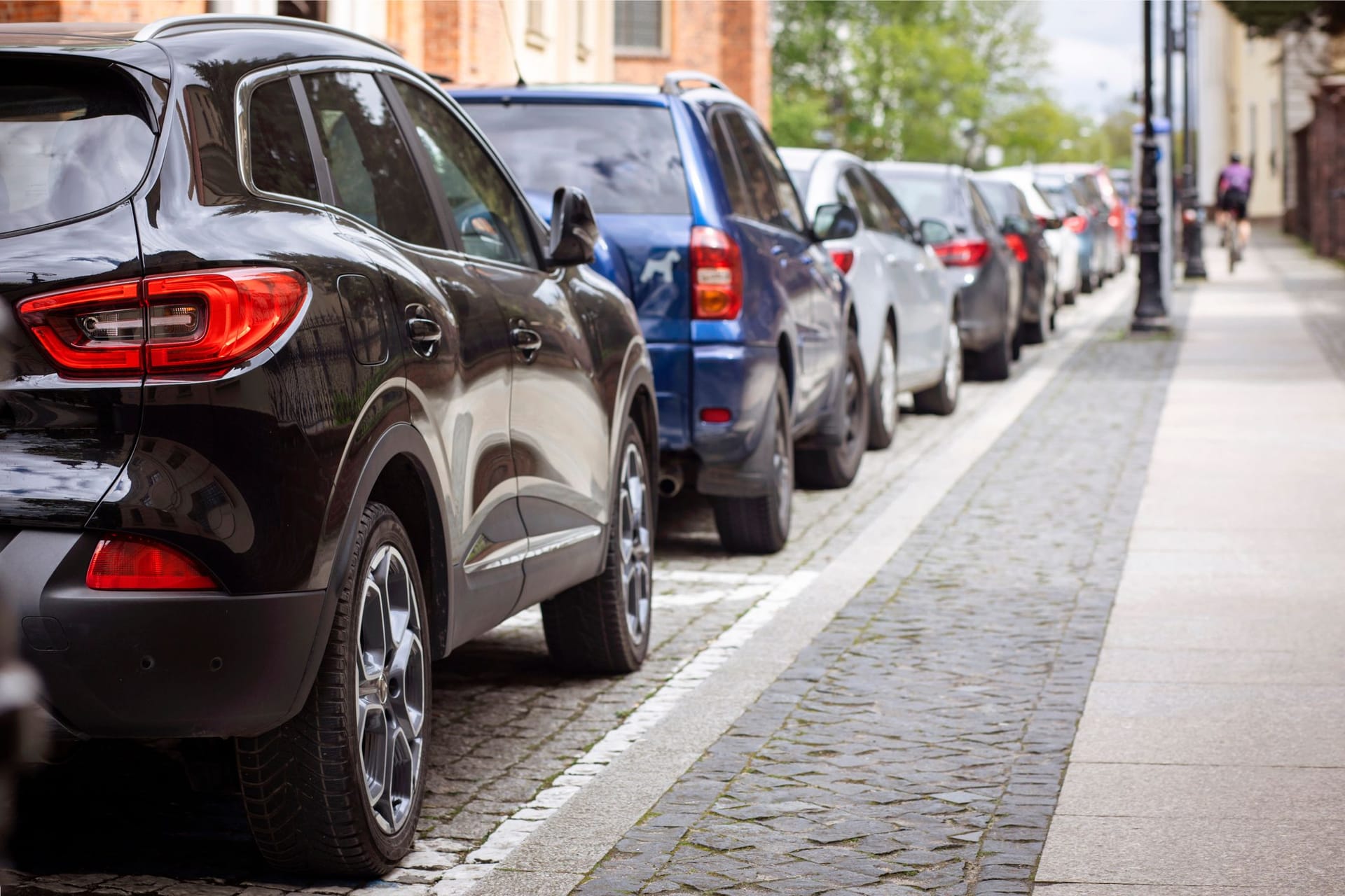 Parkende Autos an einer Straße