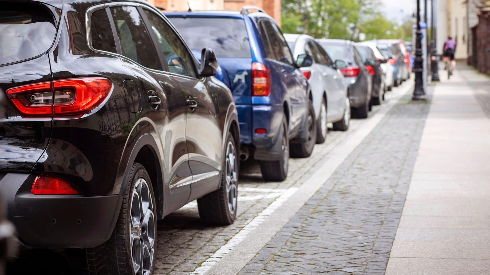 Parkende Autos an einer Straße