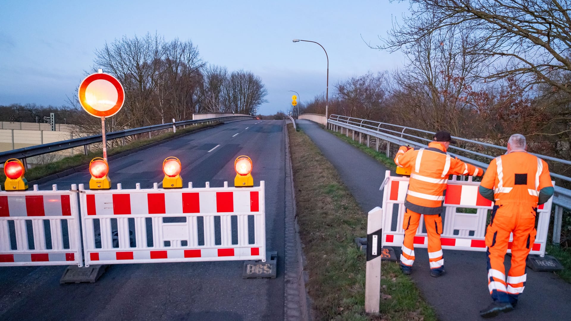 Kein Durchkommen mehr: Die Brücke auf der K22 bleibt vorerst für sämtliche Verkehrsteilnehmer gesperrt.