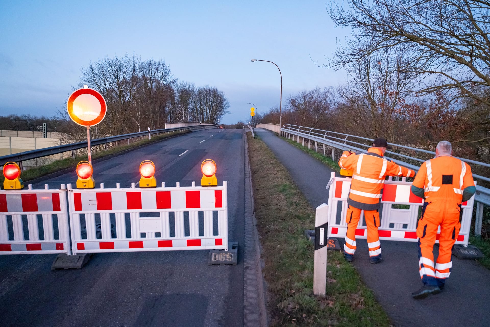 Kein Durchkommen mehr: Die Brücke auf der K22 bleibt vorerst für sämtliche Verkehrsteilnehmer gesperrt.