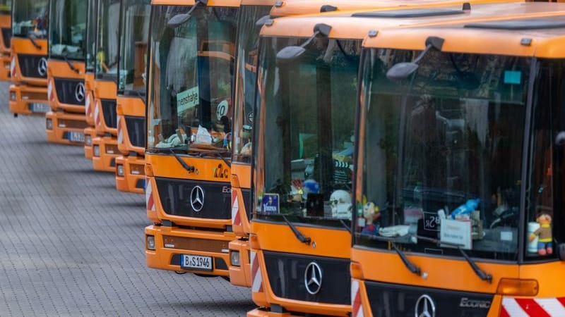 ARCHIV - 03.04.2023, Berlin: Zahlreiche Fahrzeuge der BSR stehen auf einem Recyclinghof im Bezirk Prenzlauer Berg. (zu dpa: «Verdi-Warnstreik geht bei BSR in Verlängerung») Foto: Monika Skolimowska/dpa