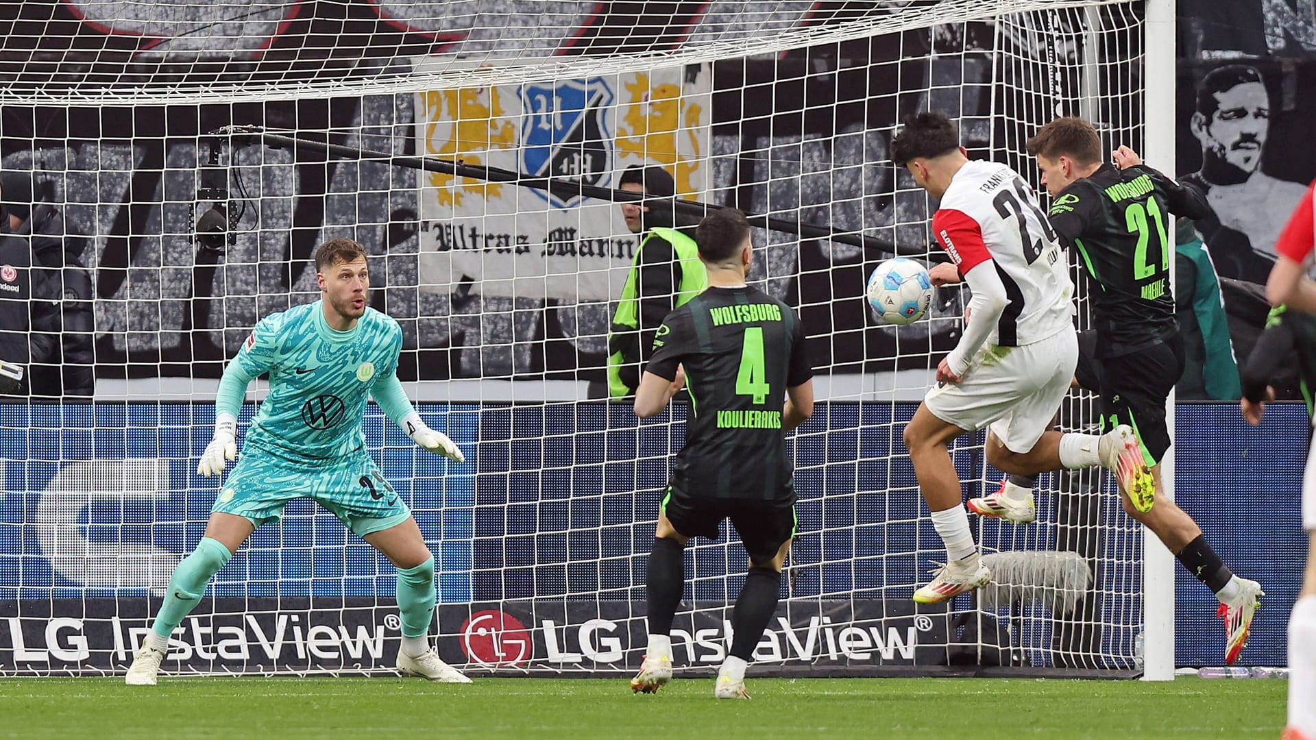 Der Endstand: Frankfurts Can Uzun erzielt das 1:1 gegen Wolfsburg.