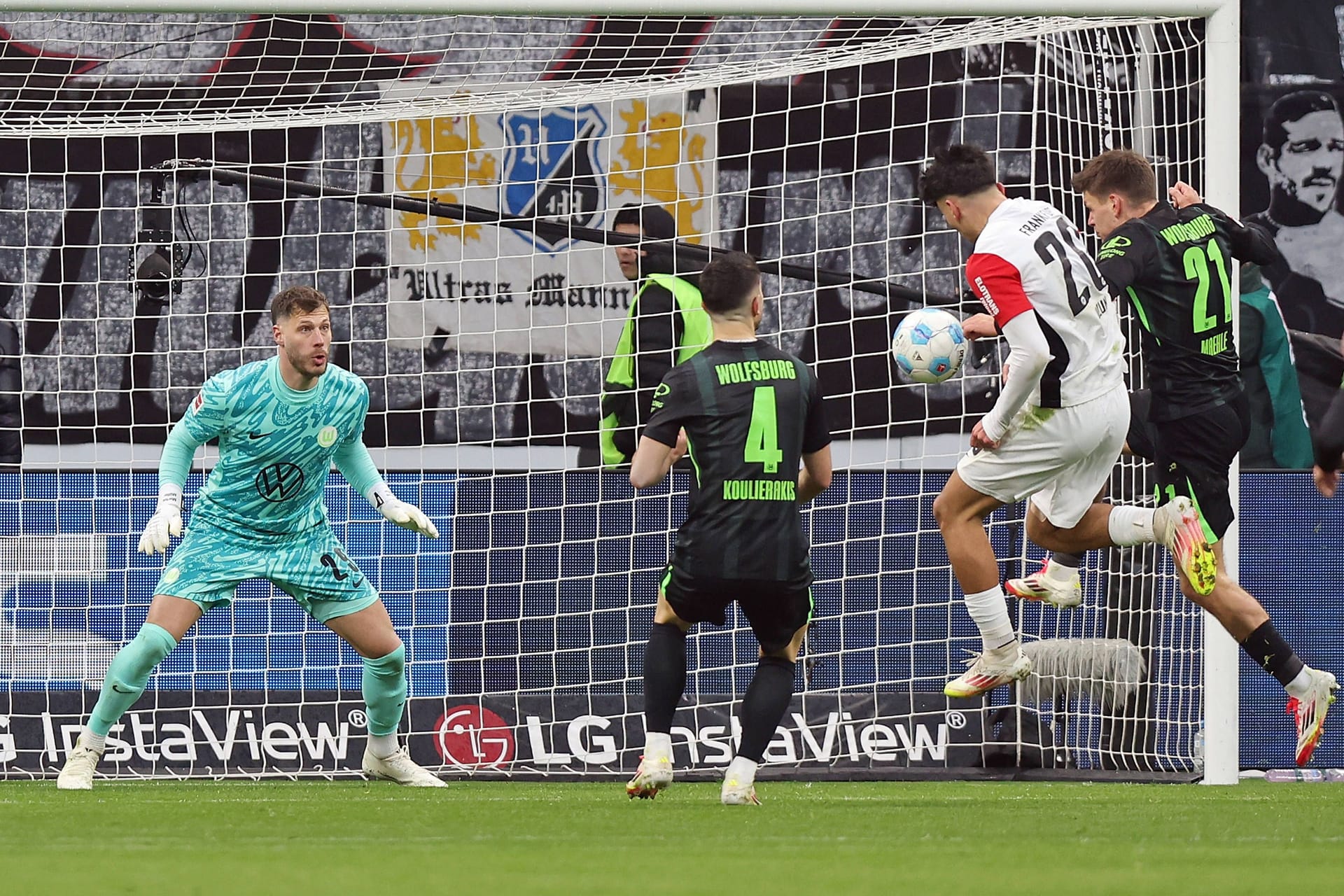 Der Endstand: Frankfurts Can Uzun erzielt das 1:1 gegen Wolfsburg.