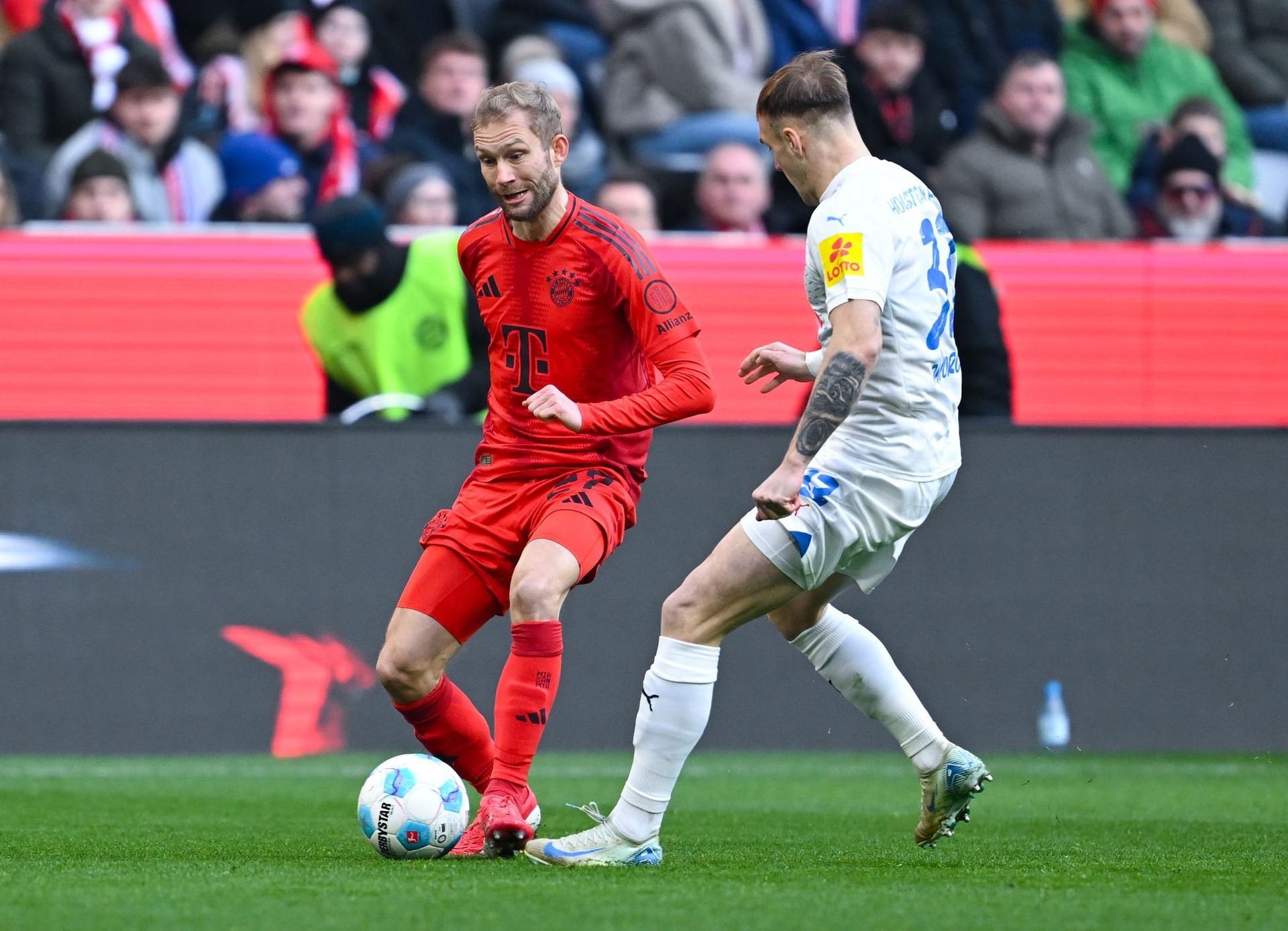 Konrad Laimer: Nach seiner Gelb-Sperre zurück in der Startelf. Sein Distanzschuss wurde noch zur Ecke abgefälscht (44.). Wie immer mit viel Einsatz. Sah noch Gelb. In der Schlussphase kamen einige Kiel-Angriffe über seine Seite durch. Note 4