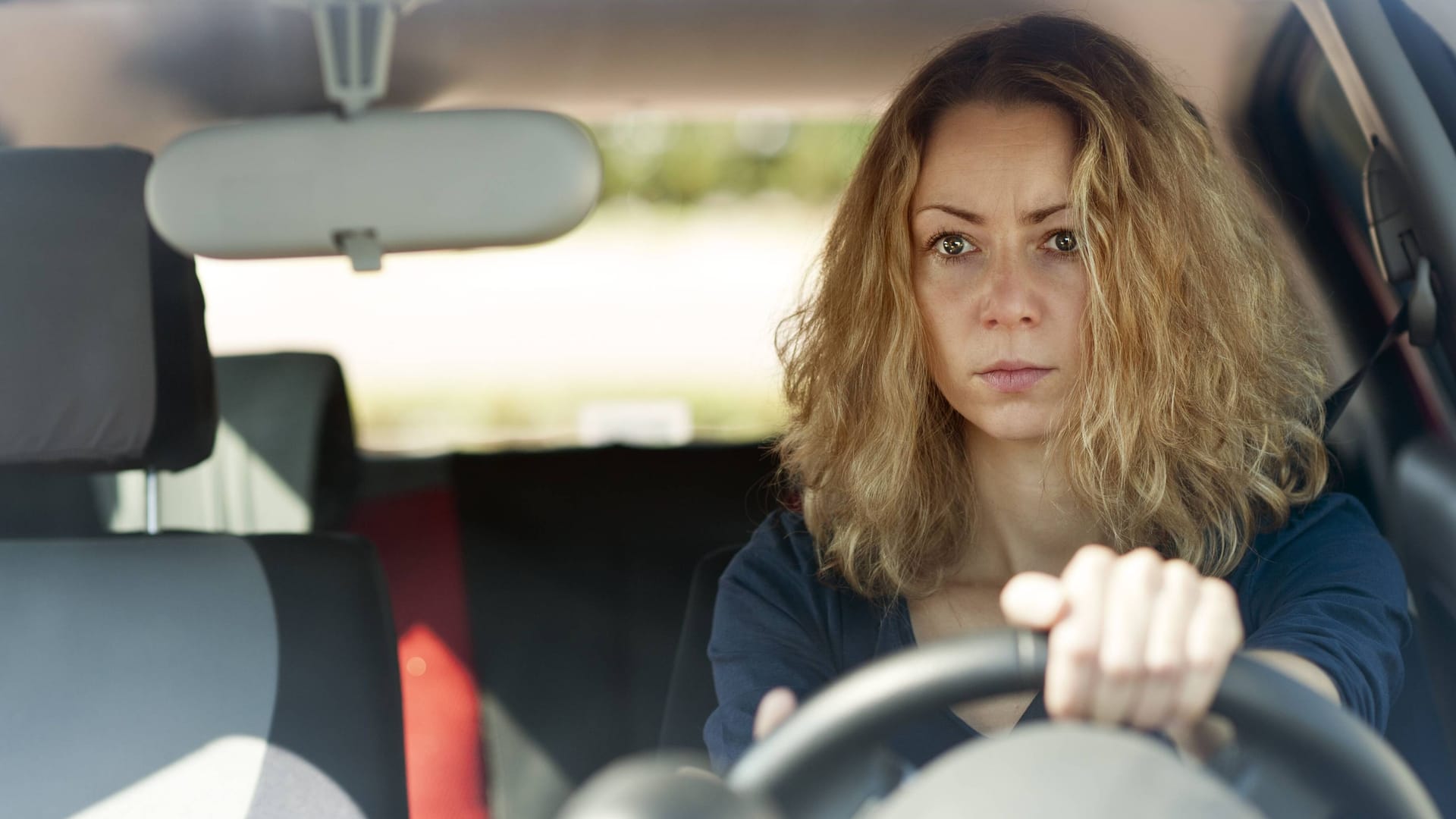Eine Frau fährt Auto (Symbolbild): Es lag offenbar ein Irrtum vor. Eine Frau fährt Auto (Symbolbild): Es lag offenbar ein Irrtum vor.
