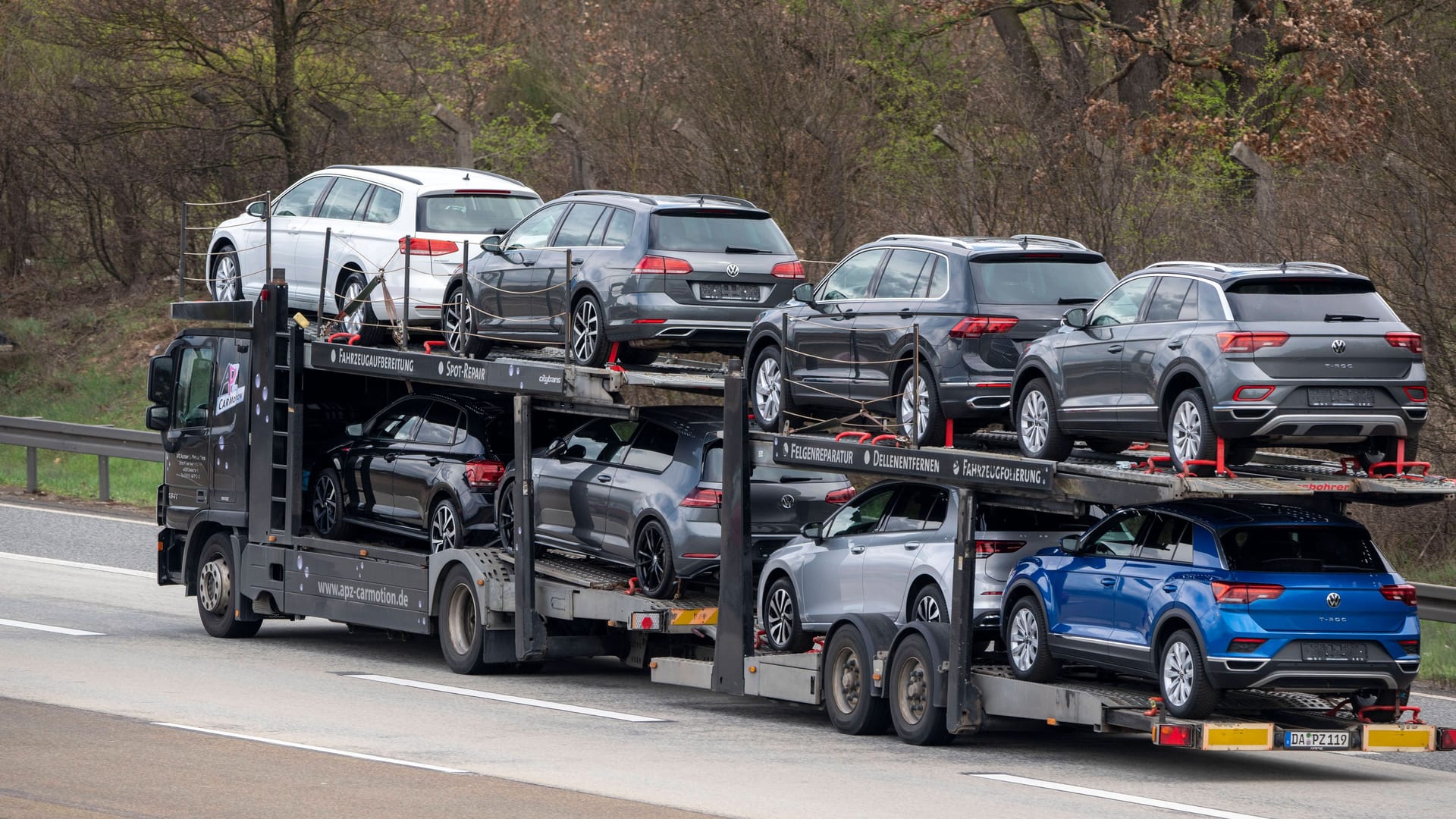 Autotransporter mit verschiedenen VW-Neuwagen (Symbolbild): Immer mehr Polen wollen als Bonus bei der Arbeit einen Dienstwagen.