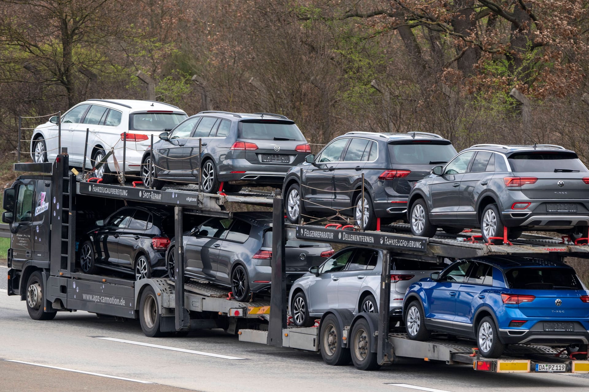 Autotransporter mit verschiedenen VW-Neuwagen (Symbolbild): Immer mehr Polen wollen als Bonus bei der Arbeit einen Dienstwagen.