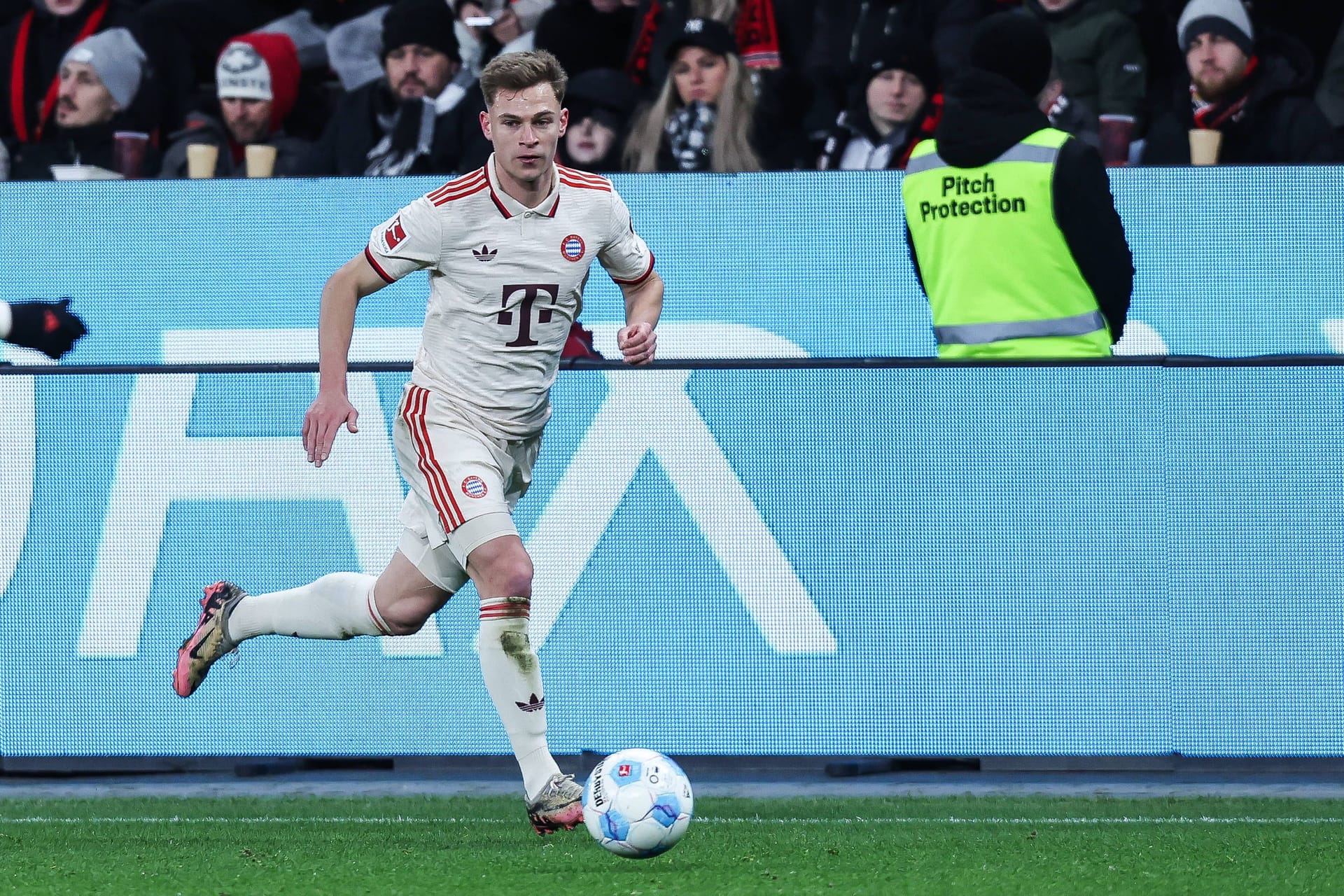 Joshua Kimmich: Bayerns Dauerspieler war auch im 34. Saisonspiel über die volle Distanz im Einsatz – er verpasste noch keine einzige Minute. Konnte die Entstehung der Leverkusener Großchancen im Mittelfeld nicht verhindern. Bekam keinen richtigen Zugriff. Note 4