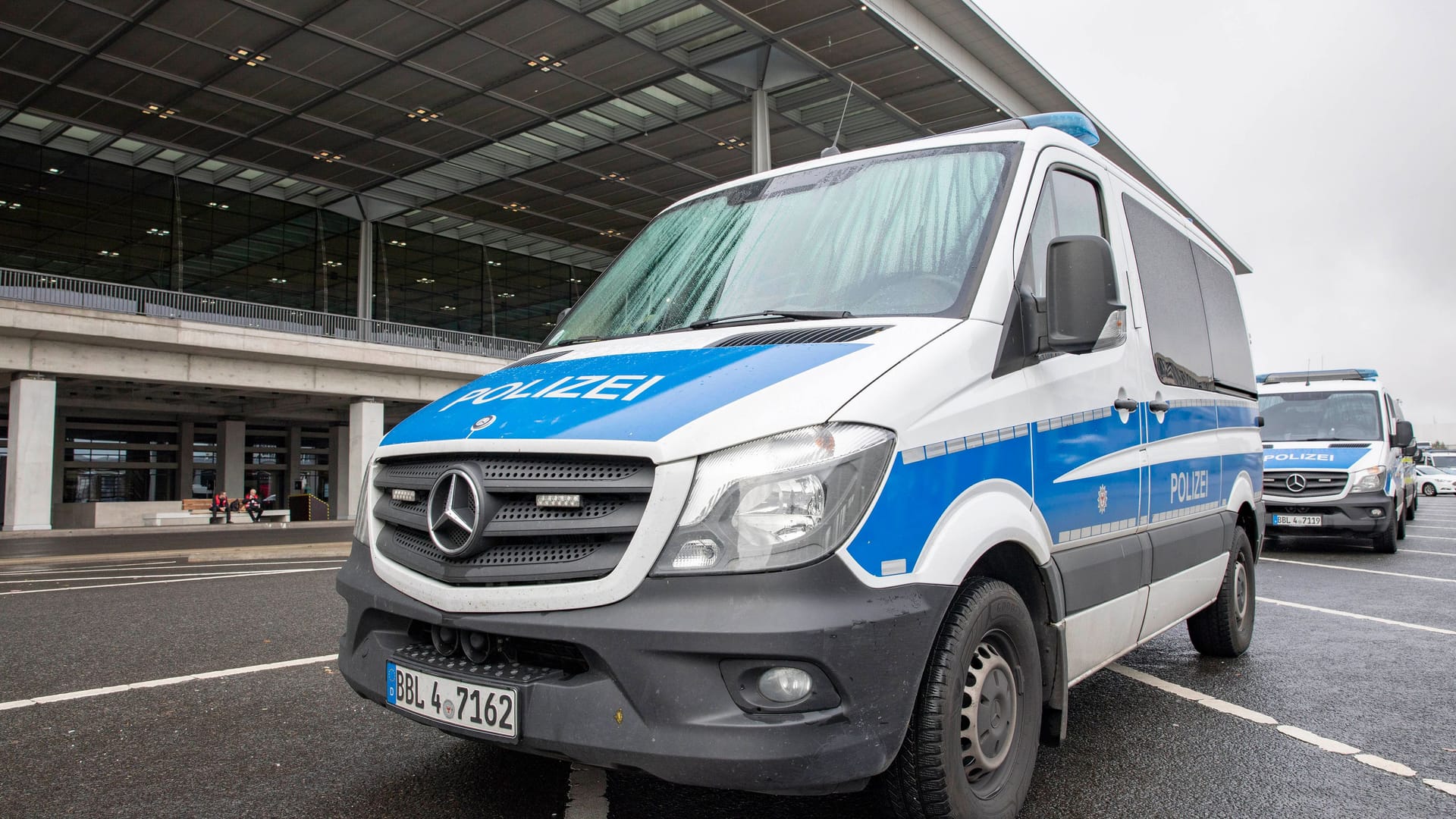 Polizei am Flughafen BER (Symbolbild): Hier nahmen Einsatzkräfte einen 18-jährigen Tschetschenen fest.