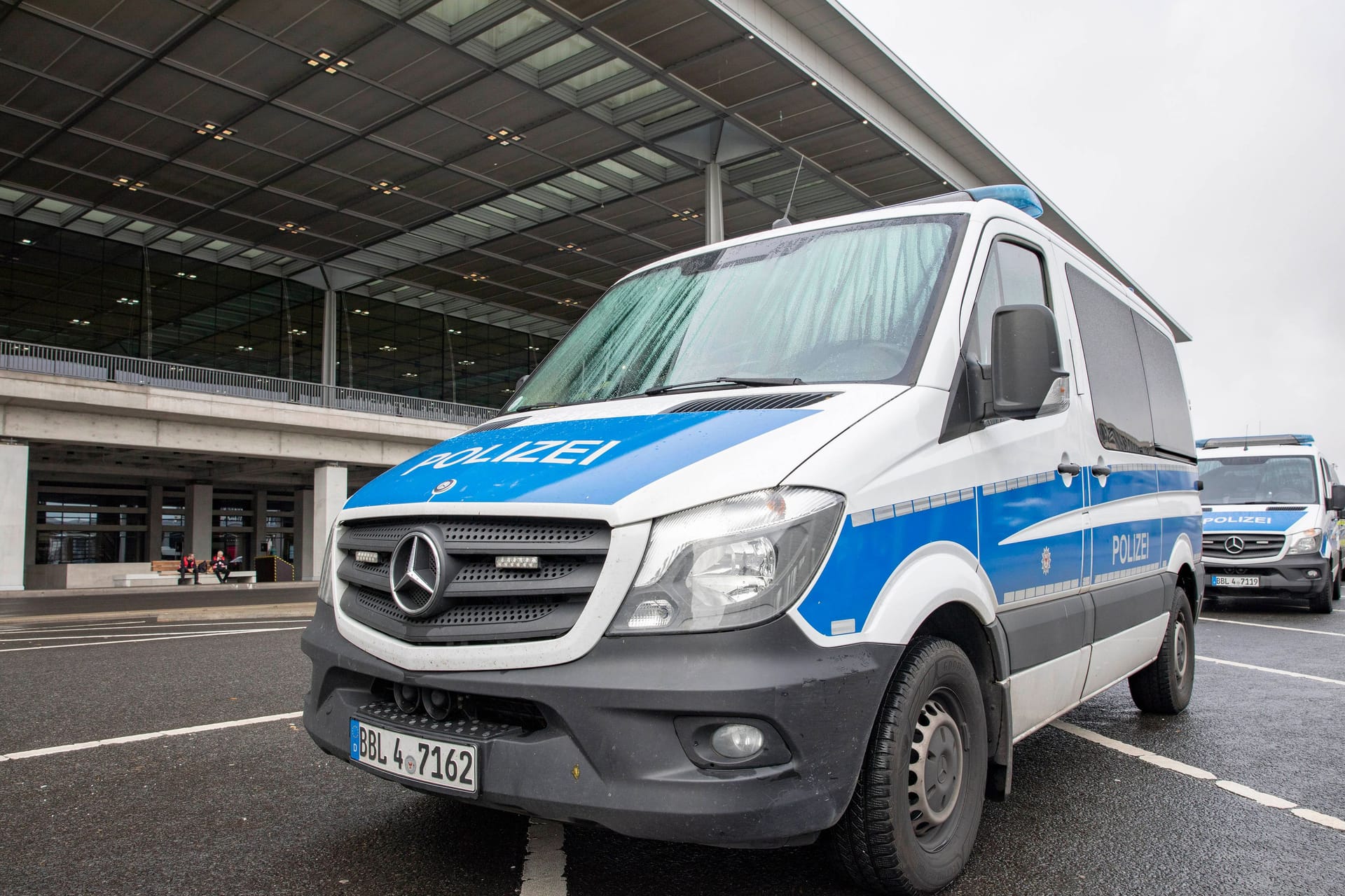 Polizei am Flughafen BER (Symbolbild): Hier nahmen Einsatzkräfte einen 18-jährigen Tschetschenen fest.