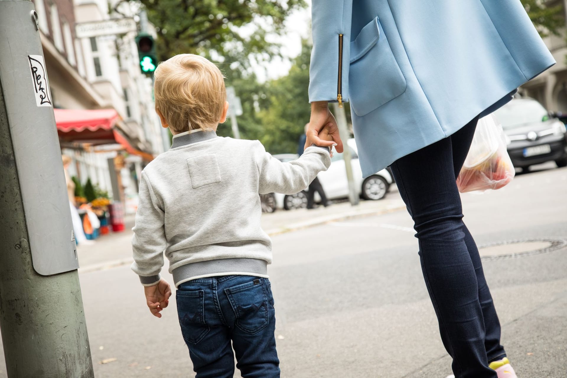 Eine Mutter mit Kind im Strassenverkehr